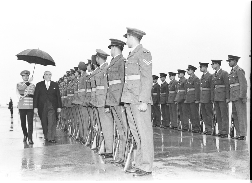 Ph.Studio/January,1957,A10z
H.E. Mr. Shukri Al-Kuwatly, President of Syria, inspecting a Guard of Honour provided by the Indian Armed Forces after arrival at the Palam Airport, New Delhi, on January 17, 1957.