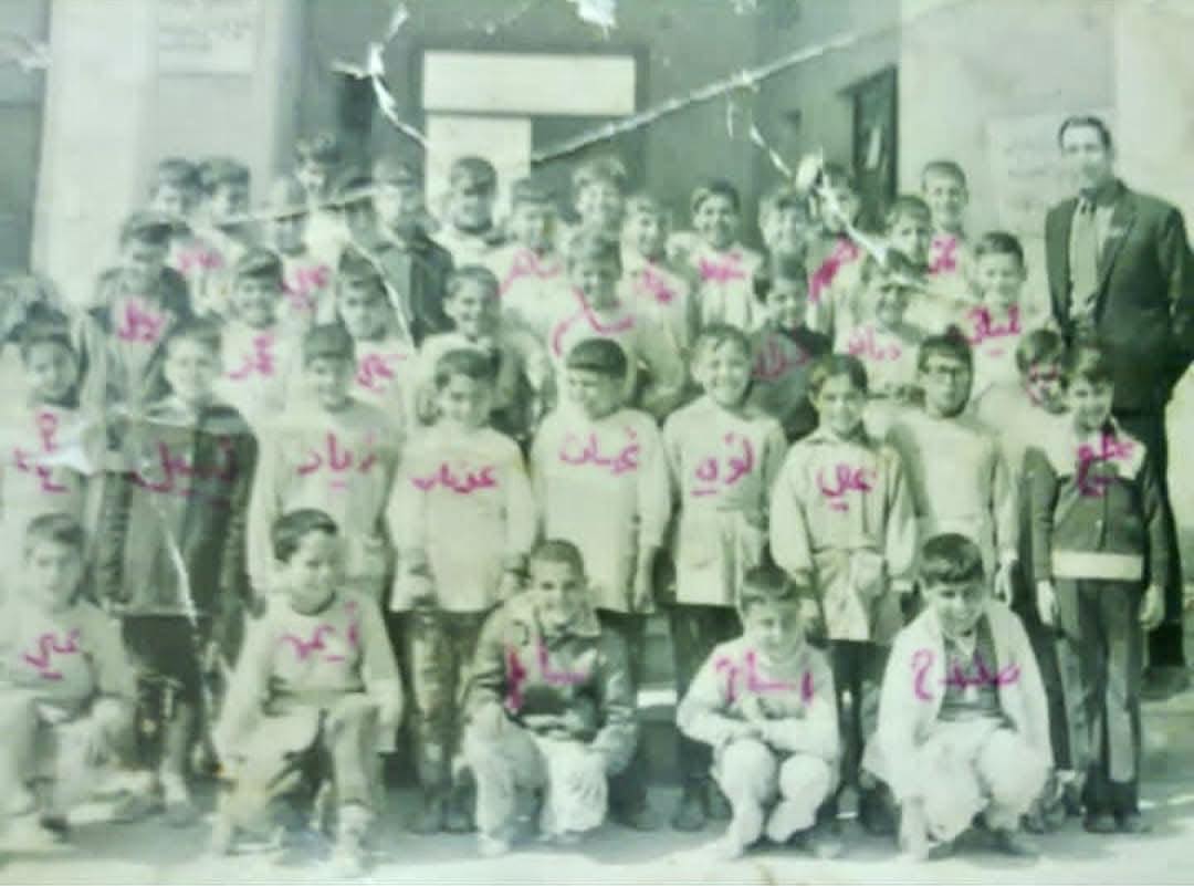 طلاب الصف الرابع في مدرسة الهاشمية بـ سلمية عام 1974