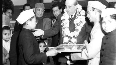طالب هندي يقدم لوحة الى الرئيس شكري القوتلي 1957