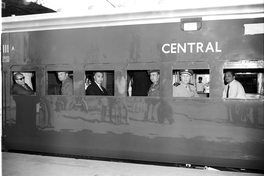 التاريخ السوري المعاصر - وزير الخارجية صلاح الدين البيطار داخل مقطورة قطار في الهند 1957