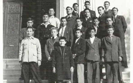 مجموعة من التلامذة الشركس في مدرسة التجهيز الأولى بدمشق 1946