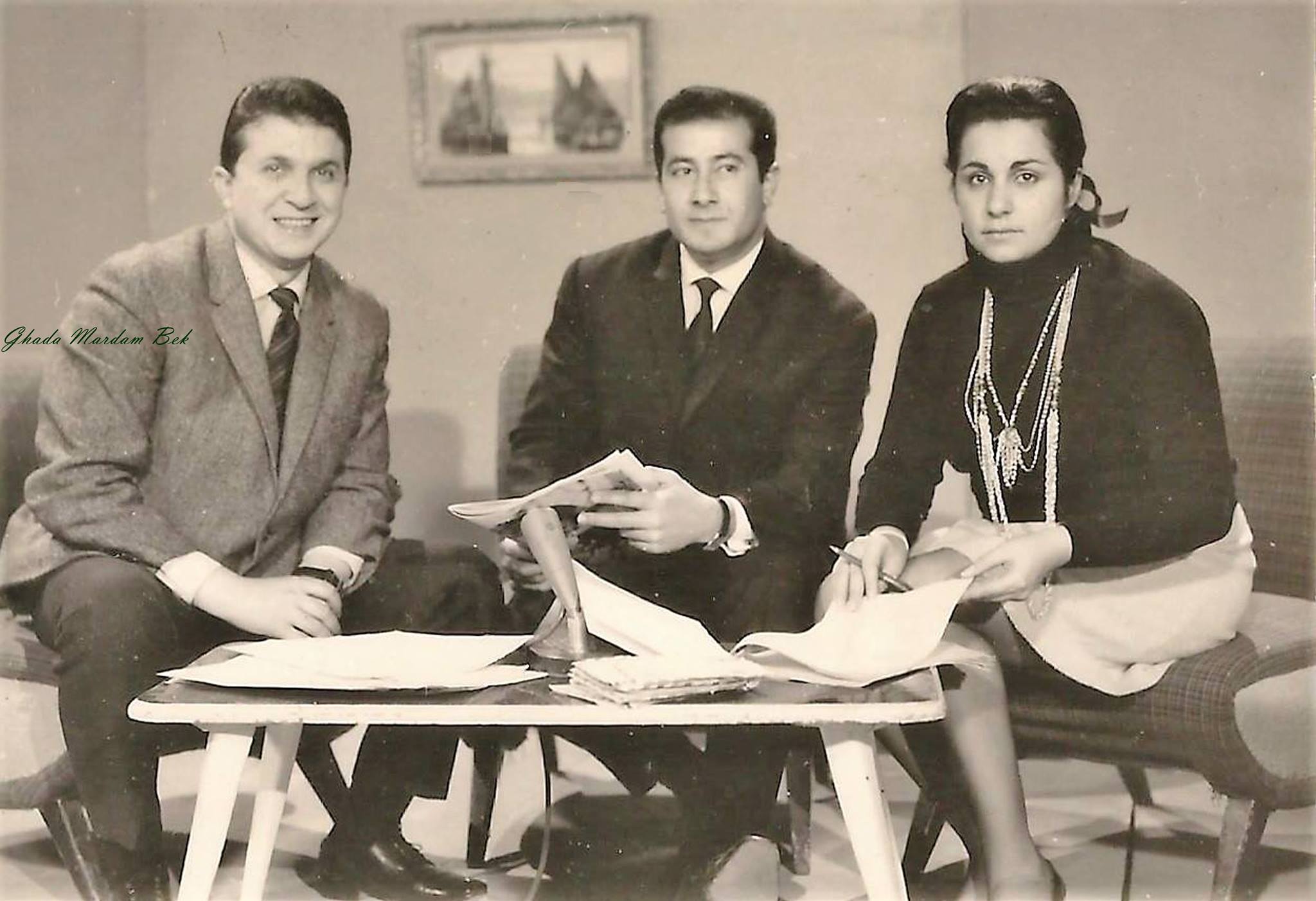 المخرجة غادة مردم بك وشكيب غنام في استديو التلفزيون السوري