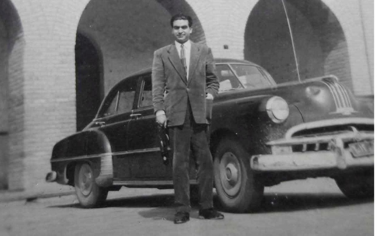 عبد السلام العجيلي أمام السرايا في الرقة عام 1953