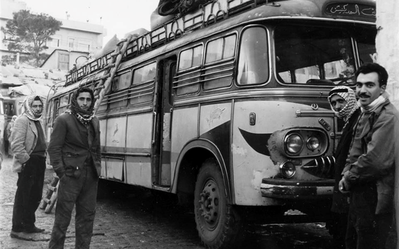 حمص عام 1965 : حافلة ركاب داخل كراج باليقا وسط مدينة حمص..