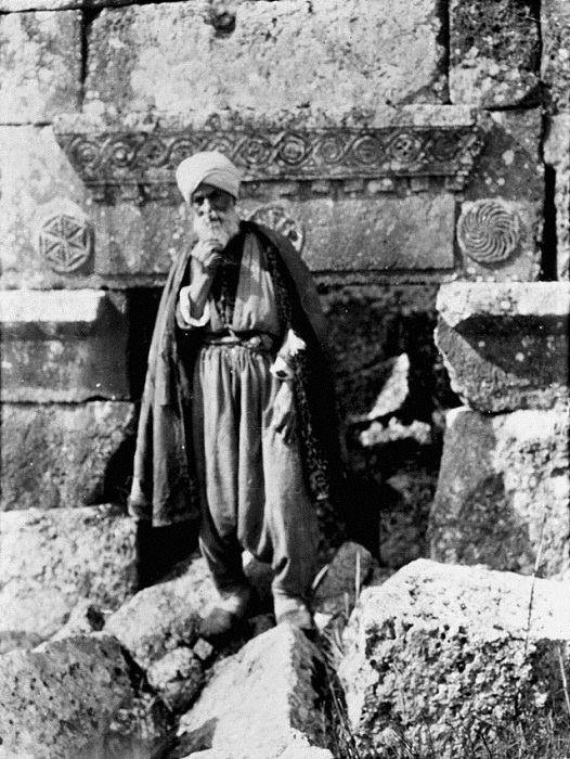 رجل مسن في قرية سرجيلا الأثرية في جبل الزاوية عام 1900