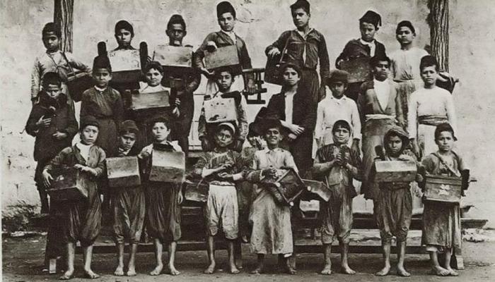 دمشق عام 1929: مجموعة من الأطفال البويجة (ماسحي الأحذية) مع عدة الشغل