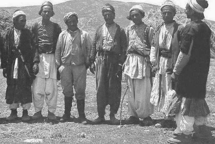 مهندس ألماني مع مجموعة من التركمان في الشمال الغربي من حلب 1910