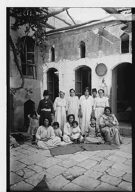 أسرة يهودية في مدينة حلب عام 1912