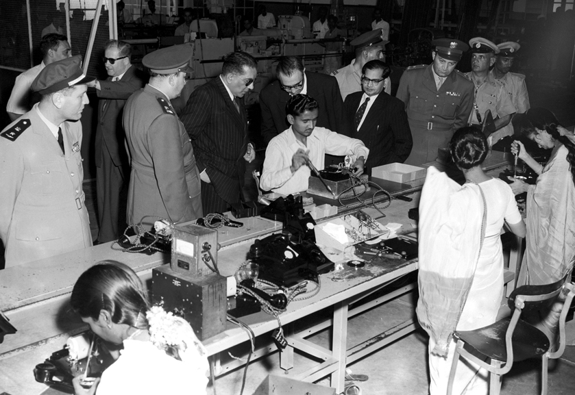صلاح الدين البيطار في زيارة أحد المصانع في الهند 1957