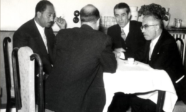 أكرم الحوراني وأنور السادات في دمشق 1957