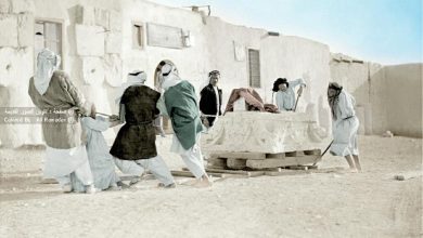 التاريخ السوري المعاصر - رجال من تدمر يقومون بنقل حجر أثري سنة 1925