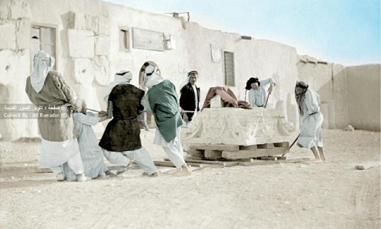 رجال من تدمر يقومون بنقل حجر أثري سنة 1925
