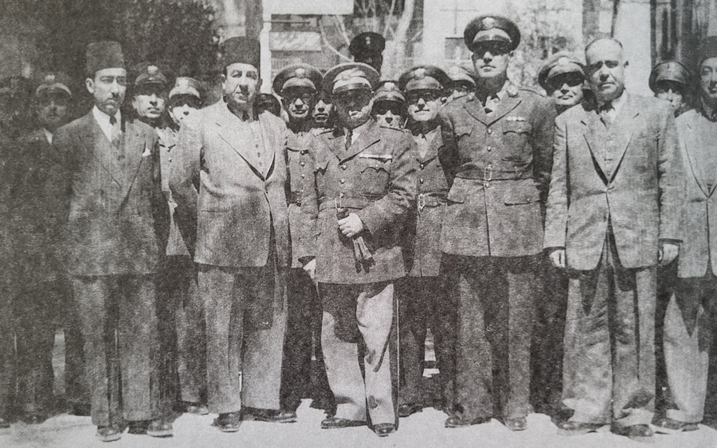 حسني الزعيم مدير الشرطة العام أثناء زيارته إلى حلب عام 1948 (2)