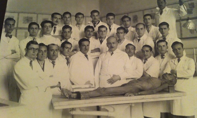 مجموعة من أطباء دمشق مع طلابهم