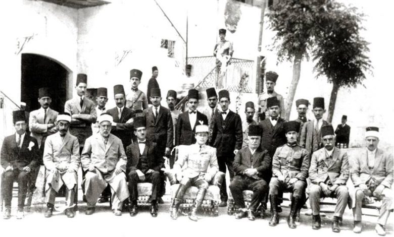 من أمام مبنى السرايا في جبلة عام 1920م