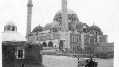 حمص 1940 : جامع خالد بن الوليد وإلى جانبه حمام الملك الظاهر بيبرس (حمام سيدي خالد)