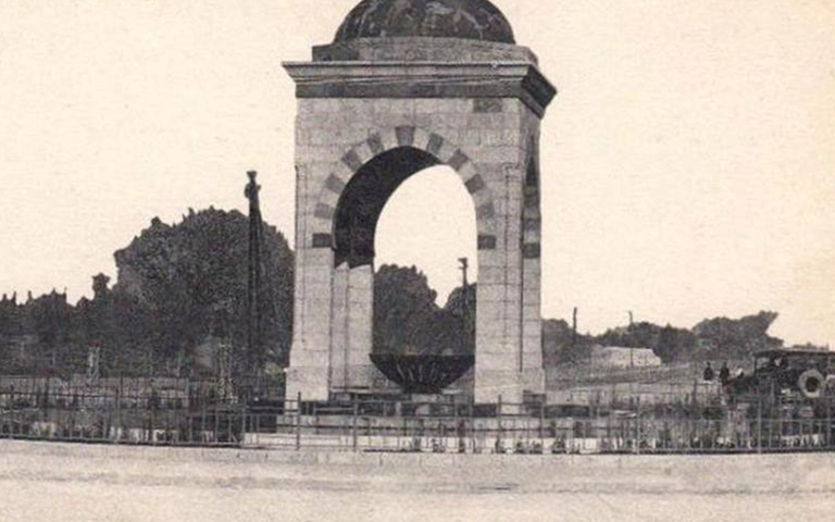 النصب التذكاري للكابتن ديكاربانتيري في ساحة السبع بحرات بدمشق في أواخر العشرينيات