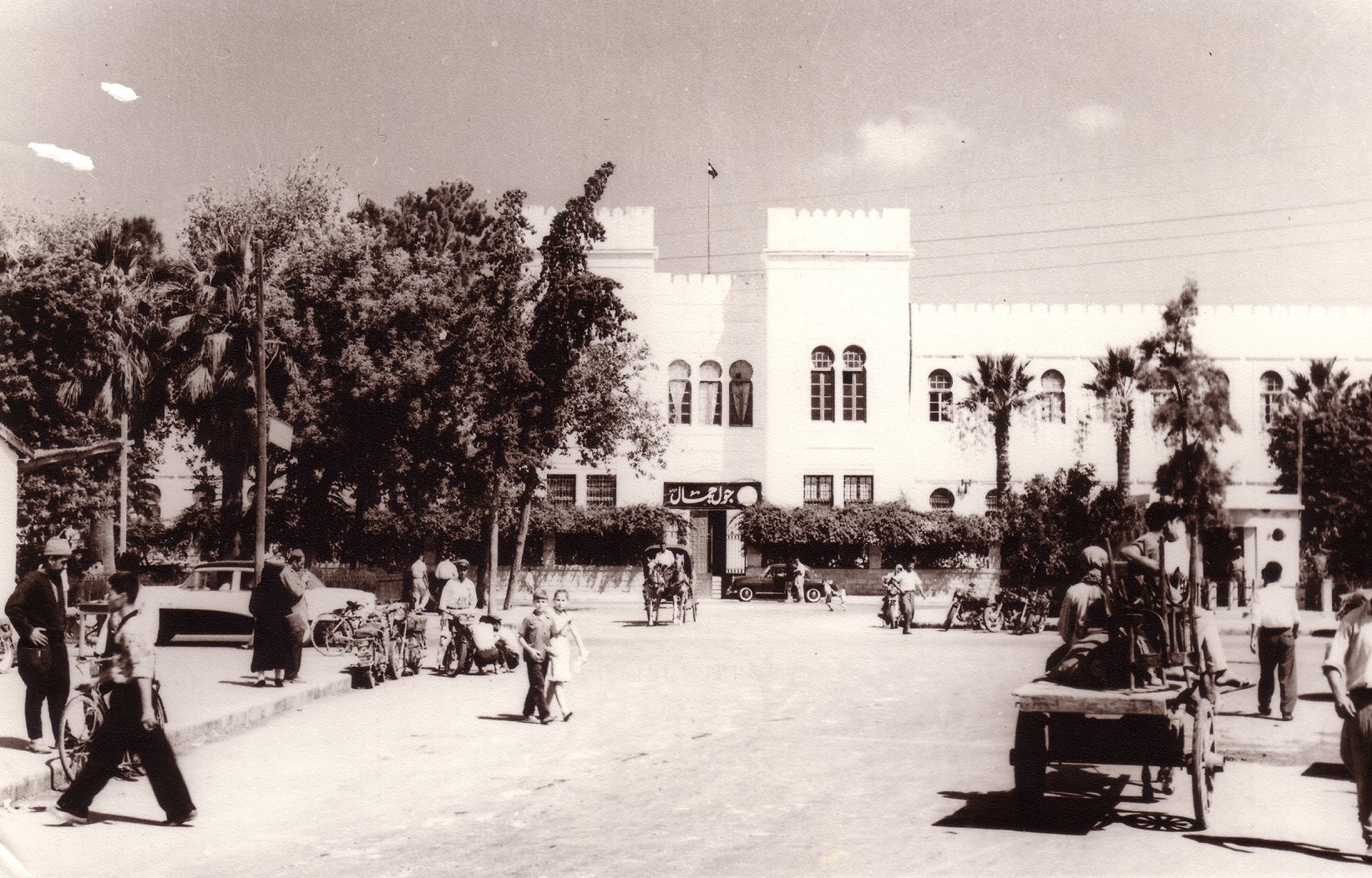 مدرسة (جول جمال) وبداية شارع (القوتلي) من جهة ساحة الشيخ ضاهر عام 1957م..