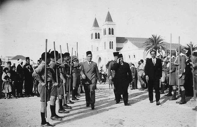التاريخ السوري المعاصر - المحافظ مظهر رسلان عند وصوله إلى ملعب كرة القدم في اللاذقية 1937