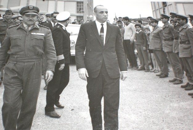 التاريخ السوري المعاصر - محافظ اللاذقية نسيم السفرجلاني في زيارة ميدانية عام 1966 