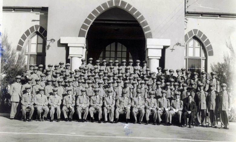 دورة الكلية العسكرية عام 1952 أمام مبنى قيادة الكلية بحمص - دورة إحسان كم الماظ  