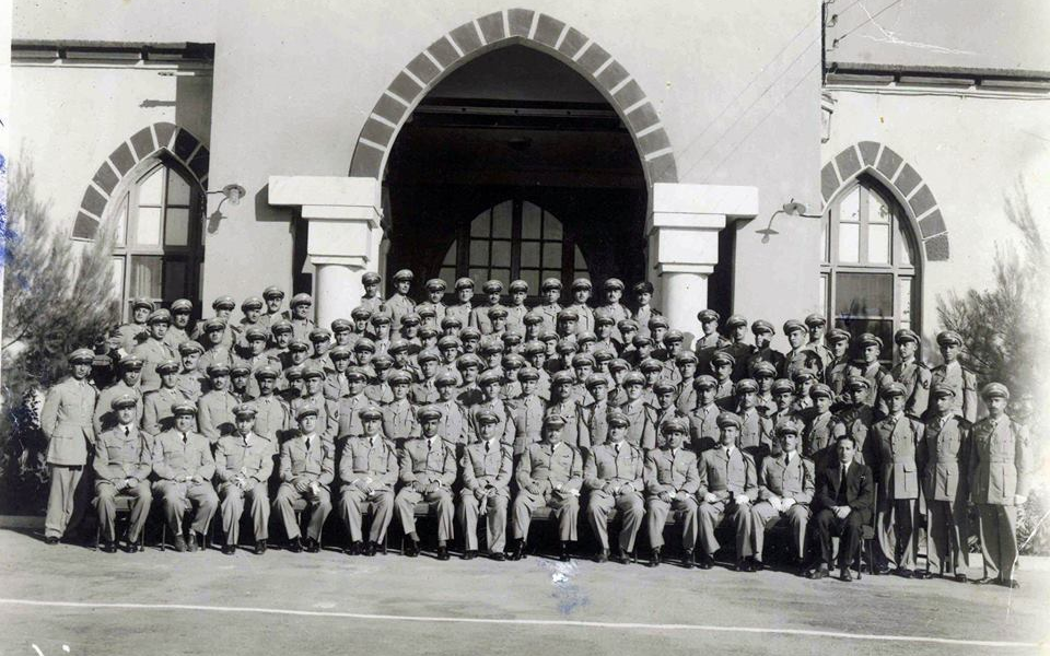 دورة الكلية العسكرية عام 1952 أمام مبنى قيادة الكلية بحمص - دورة إحسان كم الماظ  