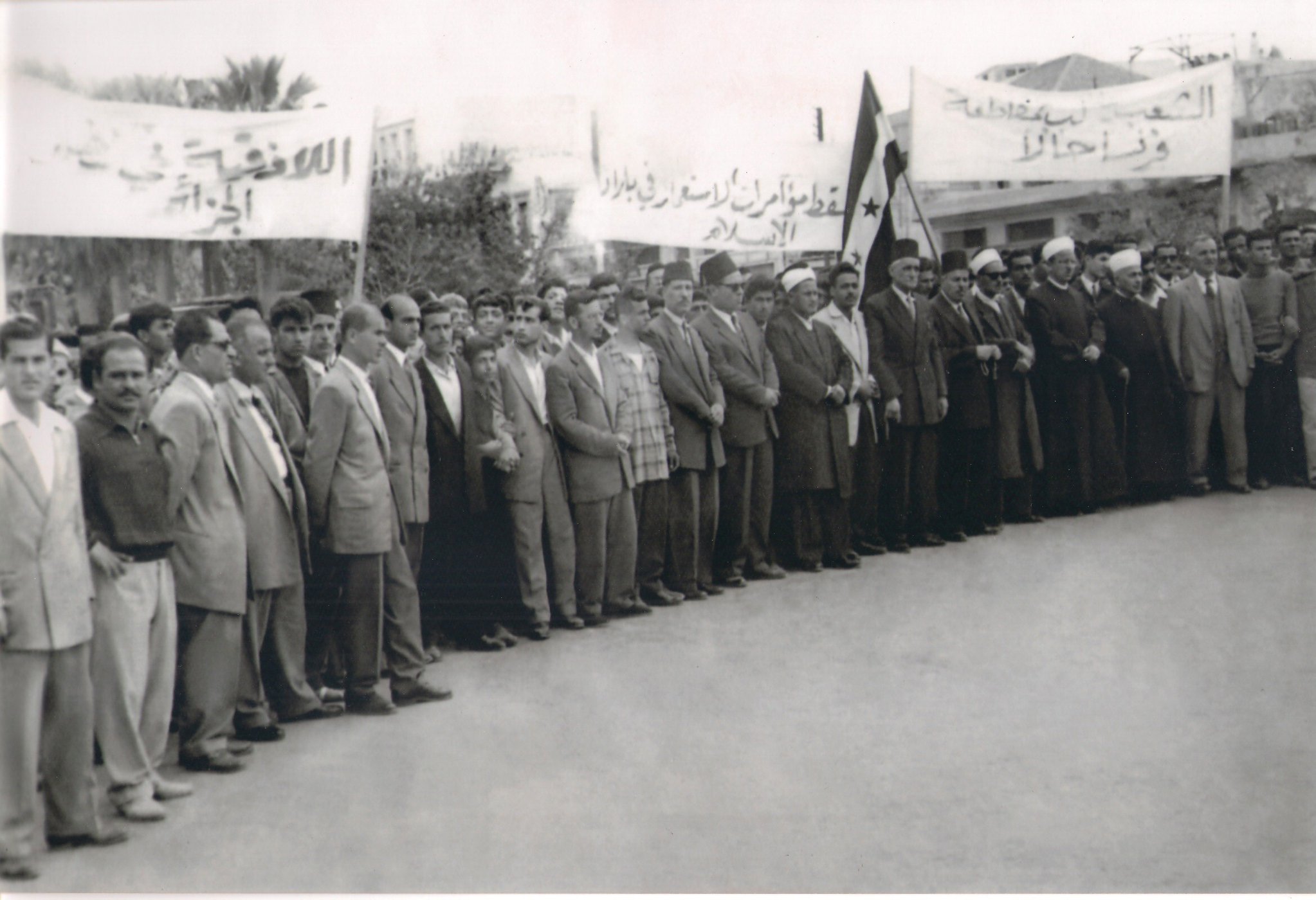 التاريخ السوري المعاصر - مسيرةٌ في اللاذقـيَّة تضامناً مع نضال الشعب الجزائريّ 1956م