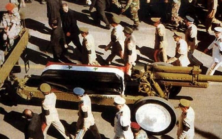 جثمان الرئيس حافظ الأسد على عربة مدفع عسكري 