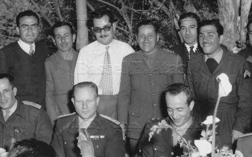زياد الأتاسي مع مجموعة من الضباط في حمص 1954