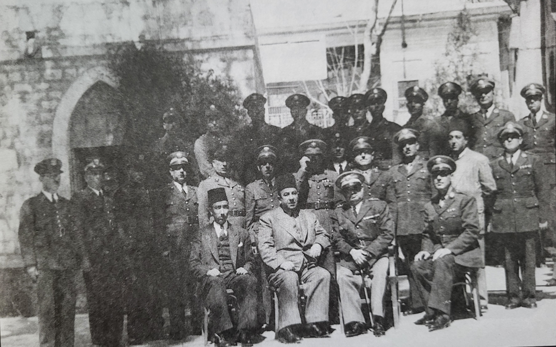 حسني الزعيم مدير الشرطة العام أثناء زيارته إلى حلب عام 1948