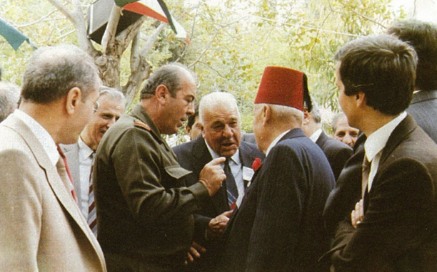دمشق 1988- بدر الدين الشلاح وأخيه شفيق يودعان اللواء شفيق فياض