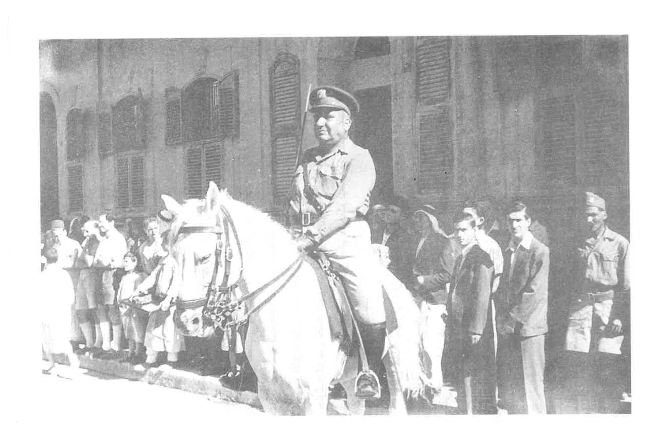 سامي الحناوي على صهوة حصانه في احتفال الجلاء 1946