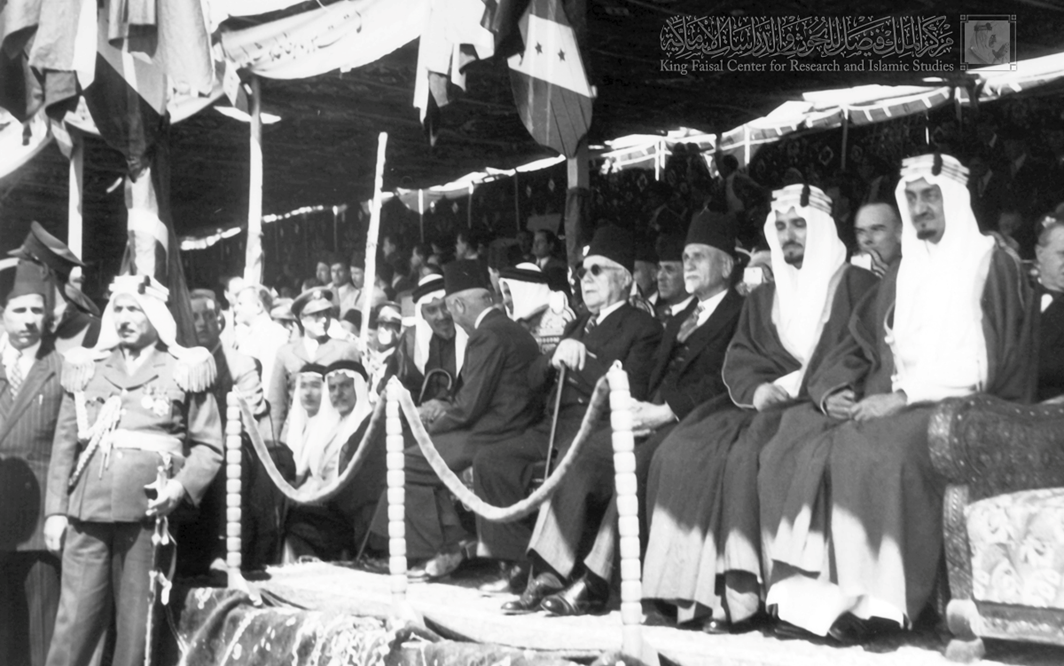 الأمير فيصل في دمشق يشارك في احتفال جلاء الفرنسيين عن سورية