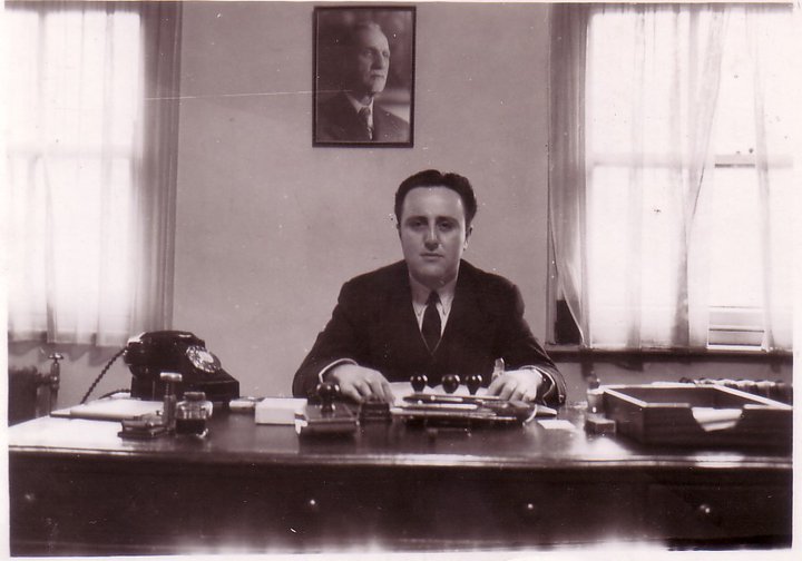 التاريخ السوري المعاصر - طاهر الأتاسي في مكتبه بالسفارة السورية في لندن 1953