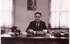 طاهر الأتاسي في مكتبه بالسفارة السورية في لندن 1953