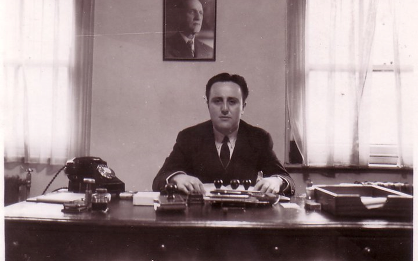 طاهر الأتاسي في مكتبه بالسفارة السورية في لندن 1953