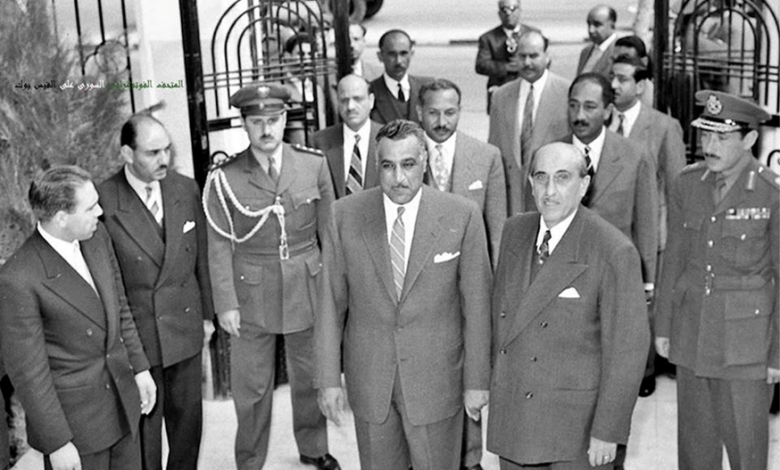 دمشق 1958- شكري القوتلي يستقبل جمال عبد الناصر عند باب قصر الضيافة بعيد إعلان الوحدة (1)