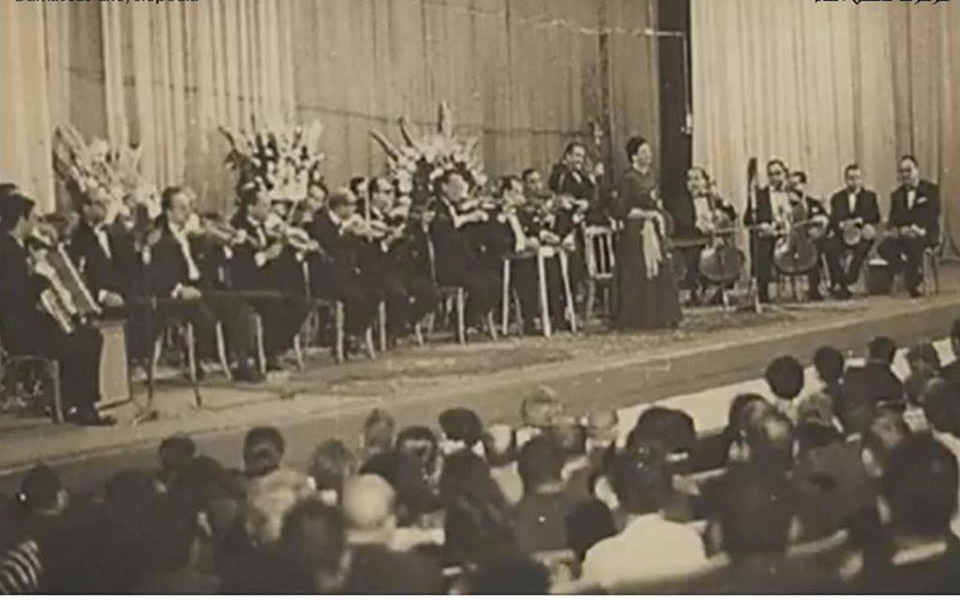 السيدة أم كلثوم  على خشبة مسرح معرض دمشق الدولي عام 1958
