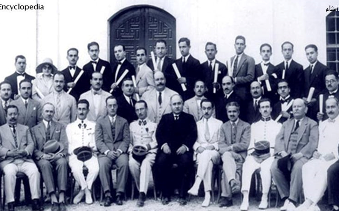 رضا سعيد مع خريجي المعهد الطبي في الكلية السورية عام 1930