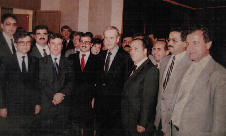 حافظ الأسد مع رفيق الحريري في زيارة إلى قصر الشعب عام 1988
