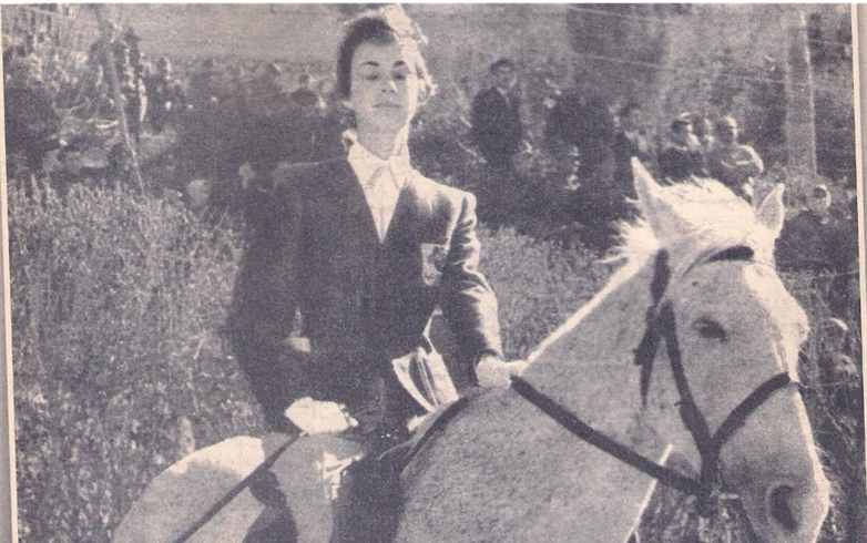 الفارسة عايدة الشرباتي .. أول فارسة سورية شاركات بمسابقات دولية لركوب الخيل عام 1959