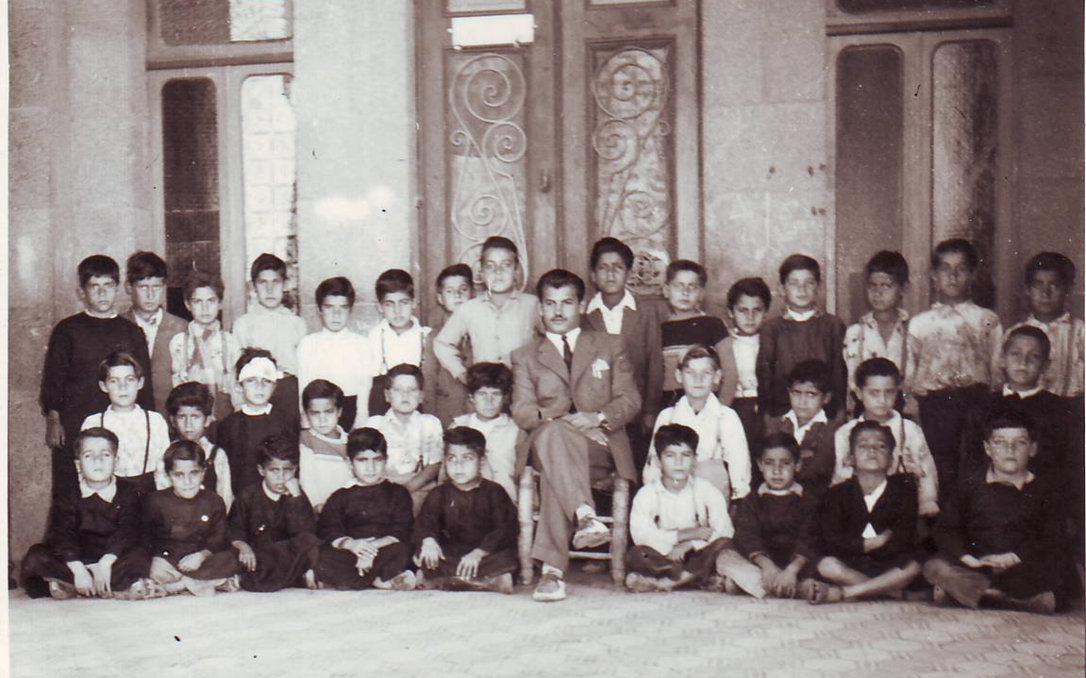 التاريخ السوري المعاصر - السويداء 1956 - المدرس سلمان البدعيش مع تلاميذه في مدرسة المتنبي الابتدائية