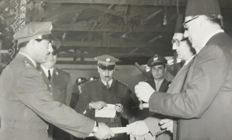 بهاء الدين الخوجة يتسلم براءة وسام الاستحقاق من صبري العسلي عام 1954
