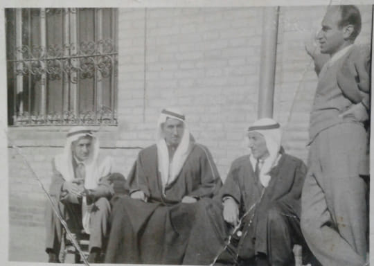 حسين العجيلي والشيخ أنور الراكان ورئيس بلدية الرقة