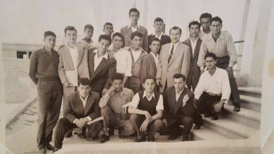المدرس خالد صوفي وطلابه في مدرسة تجهيز اللاذقية في الخمسينيات