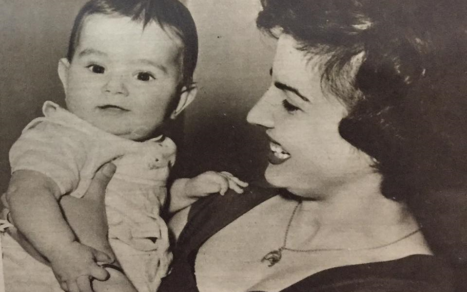 مهيبة المالكي الدسوقي في احتفال جمعية (نقطة حليب) بعيد الأم عام 1959