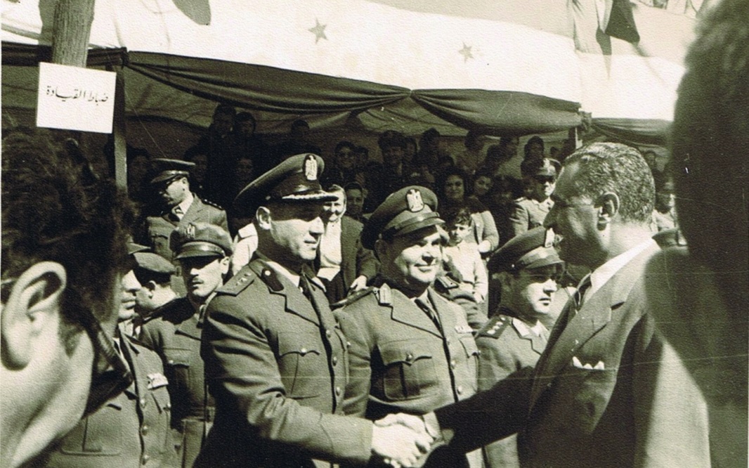 العميد موفق عصاصة مع الرئيس جمال عبد الناصر عام 1960