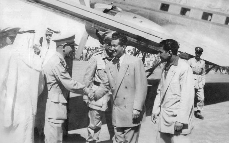 الرئيس أديب الشيشكلي في مطار الرقة واستقباله من قبل الأعيان