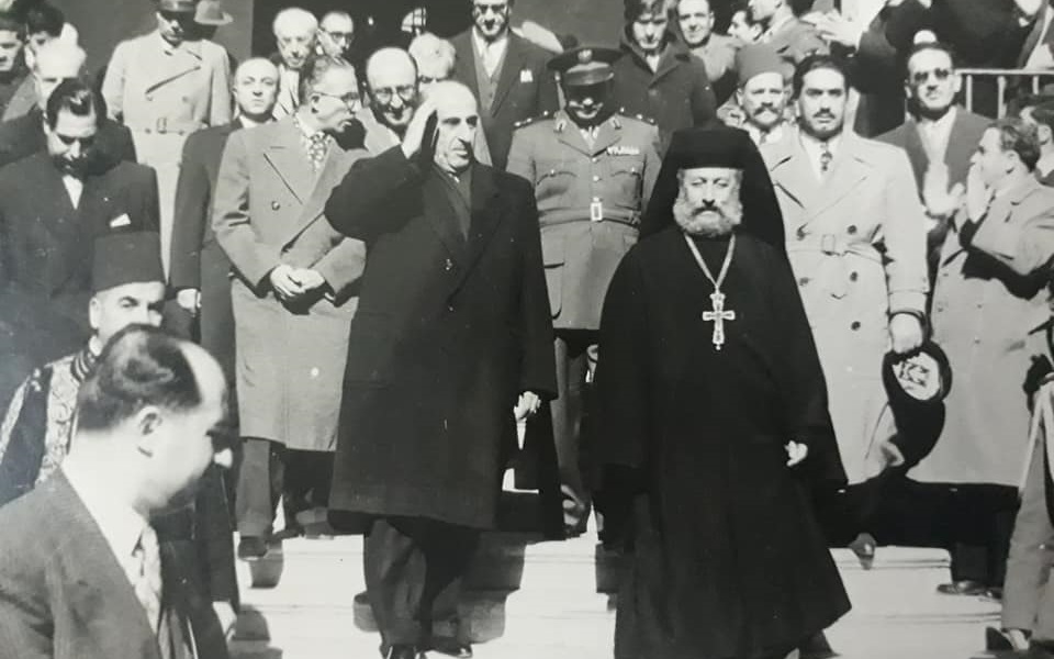 شكري القوتلي على درج الكاتدرائية المريمية عام 1956