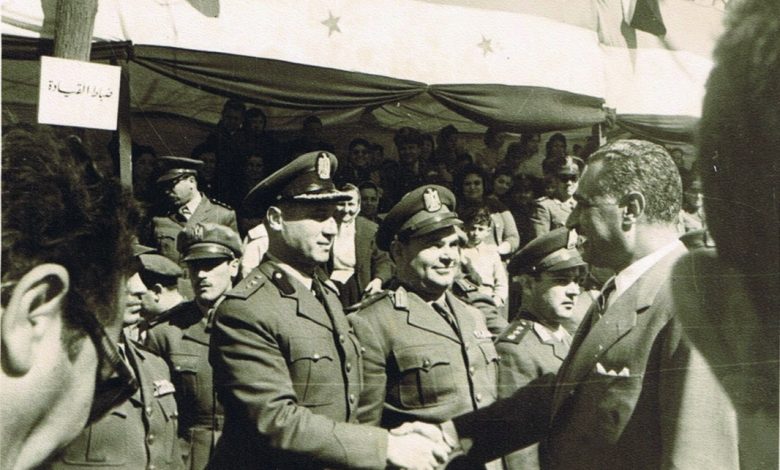العميد موفق عصاصة مع الرئيس جمال عبد الناصر عام 1960